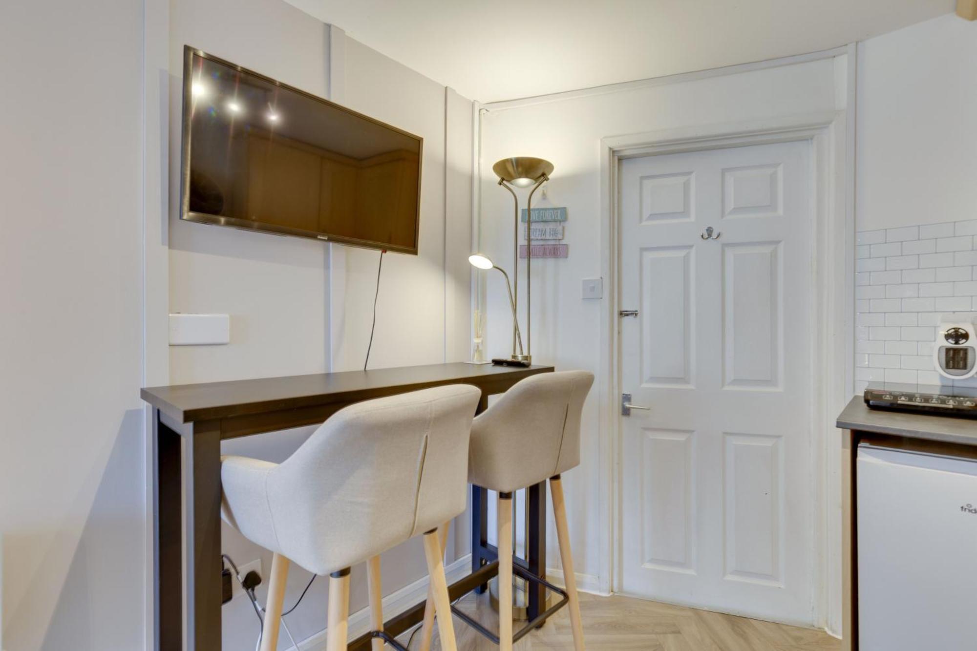 Pass The Keys Stylish And Modern Apartemen *